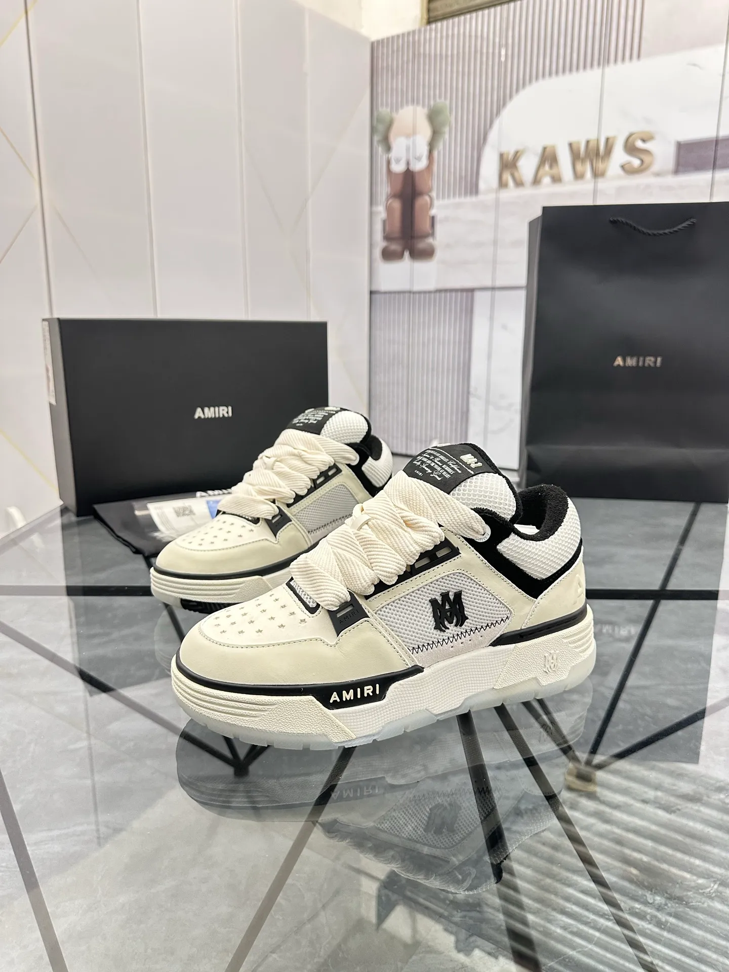 Men's shoes: 💰P720¥ Guangzhou top quality Product trademark: AMIRI* "Amir*" low-top casual shoes Regular size: 39-44 (can be customized to 45) Product materials: upper imported first-layer cowhide stitching original material, breathable lining, original outsole. Number: 525